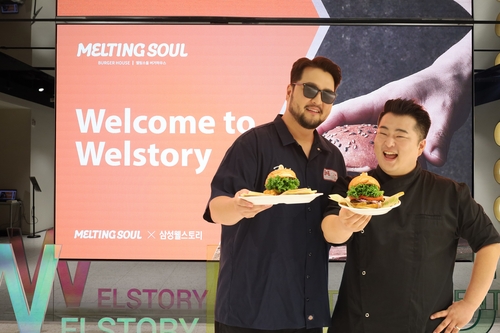 삼성웰스토리 본사에서 열린 메뉴 시연회에 참석한 멜팅소울의 가수 김태우와 이원일 셰프. [자료:삼성웰스토리]