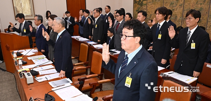 선서하는 체육계 증인들