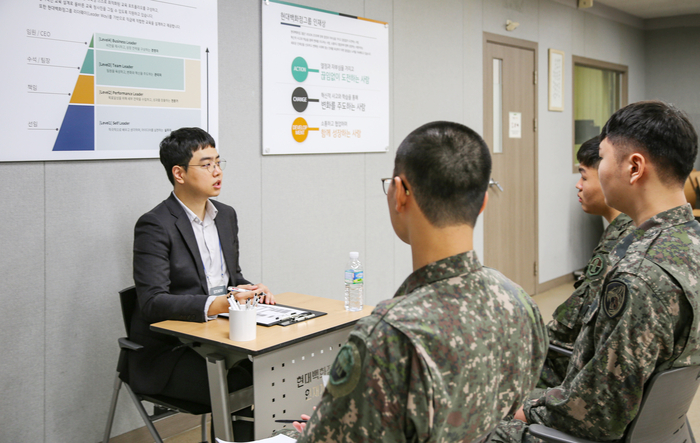 25일 서울 강동구 현대백화점그룹 인재개발원에서 전역 예정 육군 조리병들이 현대그린푸드 현장 채용 면접에 참여하고 있다.