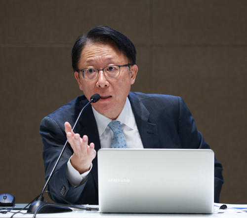 25일 서울 중구 한국은행에서 열린 기자 간담회에서 신성환 한국은행 금융통화위원이 발언하고 있다.