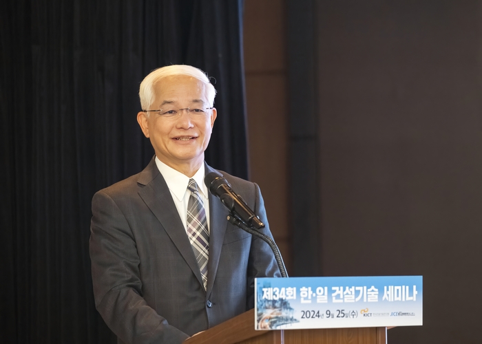 도쿠야마 히데오 일본국토기술연구센터 이사장이 축사를 하고있다