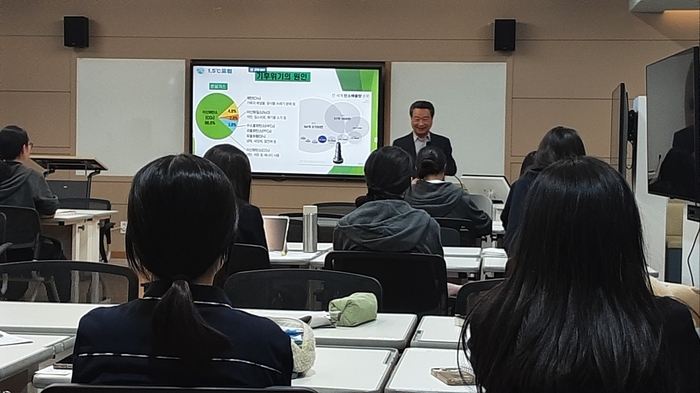 최용국 1.5℃포럼 회장이 25일 광주경신여자고등학교에서 2학년 과학동아리 학생 40여명을 대상으로 '학교로 찾아가는 과학특강'을 하고 있다.