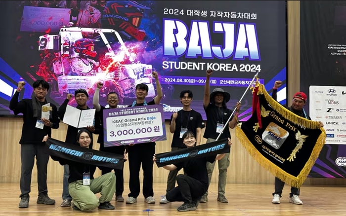 '2024 대학생 자작자동차대회 Baja 부문'에서 우승해 산업부장관상을 수상한 한양사이버대 학생들. (사진=한양사이버대)