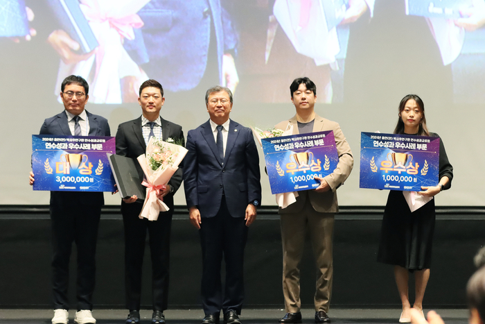 연수책임자인 송명관 한국재료연구원 책임연구원과 대상 수상자 김재호 선임연구원이 김복철 국가과학기술연구회 이사장(왼쪽부터)으로부터 상을 수여받고 기념촬영했다.