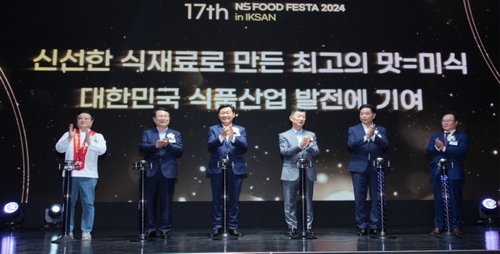 NS푸드페스타 2024 in 익산 개막식에서 남대현 명장(왼쪽부터), 정헌율 익산시장, 김관영 전북특별자치도지사, 김홍국 하림그룹 회장, 김경진 익산시의회의장, 조항목 NS홈쇼핑 대표이사 등이 개막 세러머니를 하고 있다. [자료:NS홈쇼핑]