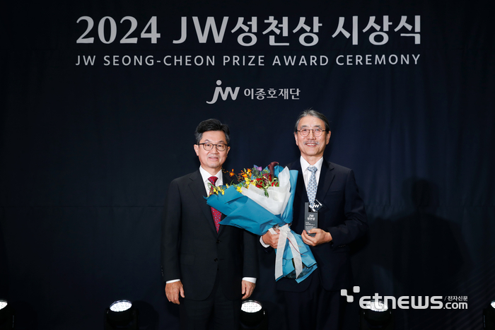 JW중외제약의 공익재단인 JW이종호재단은 지난 25일 경기도 과천시 소재 JW사옥에서 '2024 JW성천상' 시상식을 개최했다. (왼쪽부터) 이경하 JW이종호재단 이사장(JW 회장)과 2024 JW성천상 수상자 유덕종 에티오피아 세인트폴병원 밀레니엄 의과대학 교수가 기념촬영을 하고 있다.