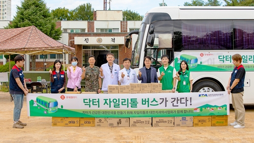 지난 25일 제1공병여단에서 진행한 '닥터자일리톨 버스가 간다' 캠페인을 앞두고 롯데웰푸드, 대한치과의사협회, 제1공병여단 관계자들이 기념사진 촬영을 진행하고 있다. [자료:롯데웰푸드]