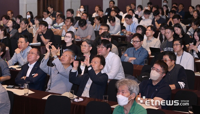 전자신문과 한국정보산업연합회가 공동 주최한 2024 이노베이션 솔루션 데이가 26일 서울 양재동 엘타워에서 열렸다. 참석자들이 기조강연을 듣고 있다. 박지호기자 jihopress@etnews.com