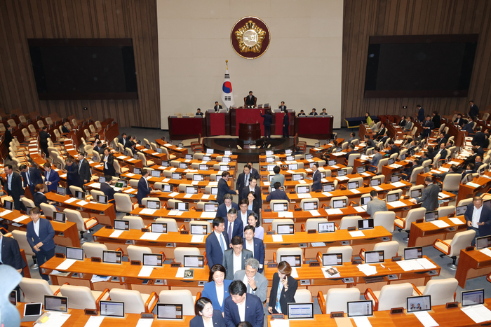 19일 국회 본회의에서 '방송4법', '전국민 25만원 지원법'(민생회복지원금지급 특별조치법) 등 재표결 안건이 부결되자 야당 의원들이 본회의장에서 퇴장하고 있다.