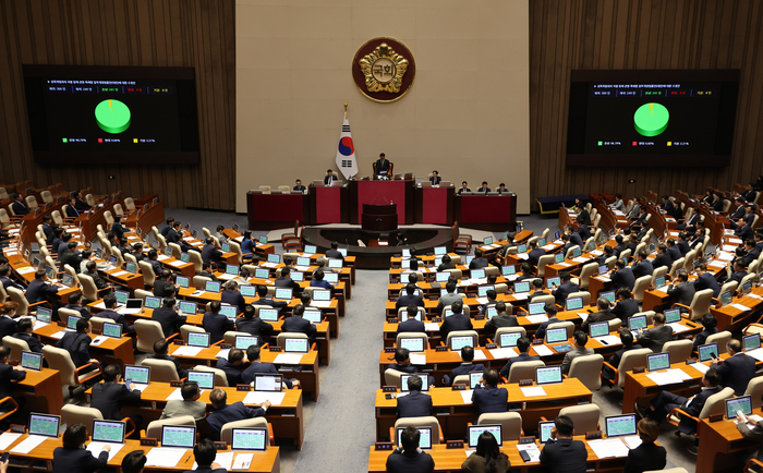 26일 국회에서 열린 본회의에서 '딥페이크 성폭력 방지법'(성폭력범죄처벌특례법)이 통과되고 있다.