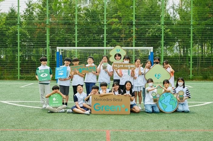 메르세데스-벤츠 사회공헌위원회가 초등학생 1만명을 대상으로 '2024 그린플러스키즈' 환경교육을 진행했다.