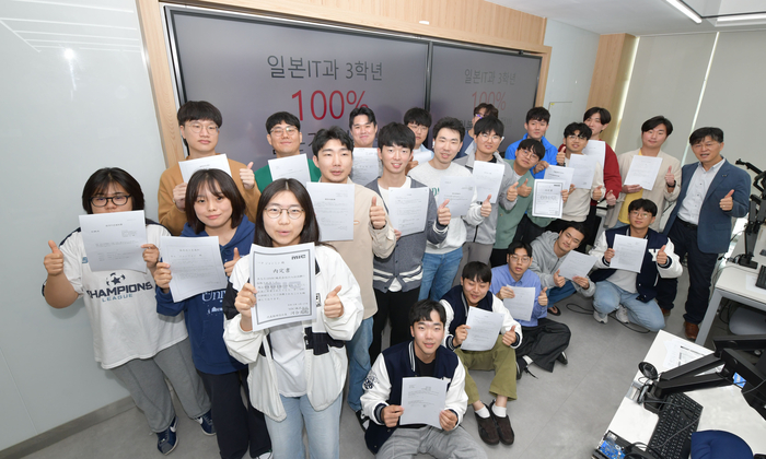 지도교수 박성철 교수(오른쪽)와 일본 기업에 전원 채용이 확정된 영진전문대 컴퓨터정보계열 일본IT과 3학년생들이 채용내정서를 들고 파이팅을 외치고 있다.