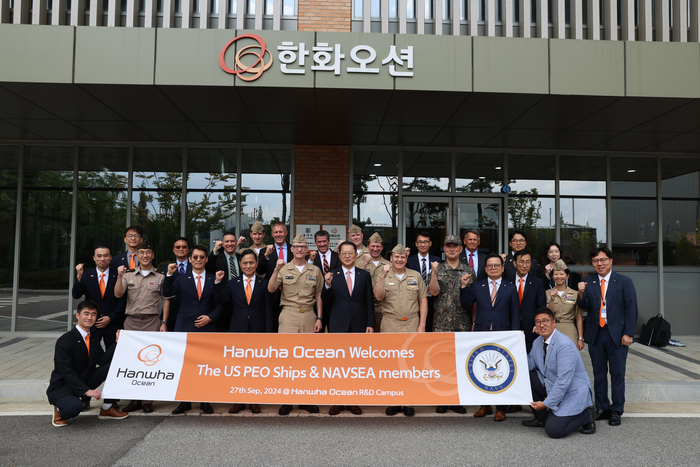 미국 해군 함정사업을 주관하는 장성단이 27일 경기도 시흥에 위치한 한화오션 시흥R&D캠퍼스를 방문했다. 사진 첫번째줄 왼쪽 세번째부터 특수선 해외사업단장 정승균 부사장, 제품전략기술원장 손영창 부사장, 미국 해군 NAVSEA 윌리엄 그린 제독(소장), 한화오션 김희철 사장, 토마스 앤더슨 제독(소장), 방위사업청 함정사업부장 신현승 준장, 특수선사업부장 어성철 사장. 한화오션