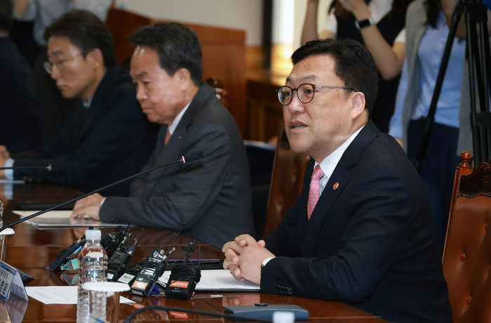 김 병환 금융위원장이 30일 서울 은행연합회관에서 8개 금융지주회장과 은행연합회장을 만나 발언하고 있다. 사진제공=금융위