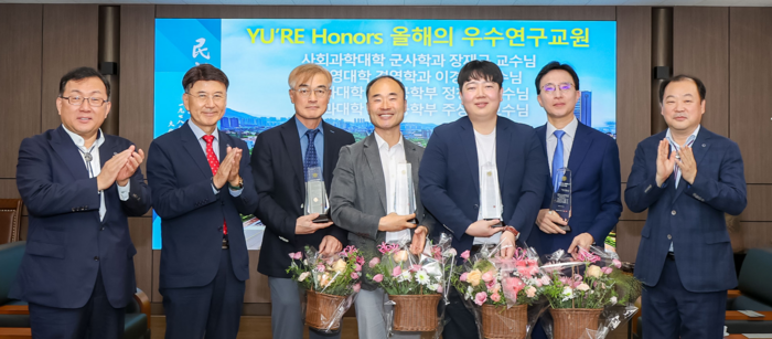 영남대 'YU'RE Honors' 2024년 올해의 우수연구교원으로 선정된 교수들(왼쪽에서 두 번째부터 최외출 총장, 주상우 교수, 장재규 교수, 정창윤 교수, 이경탁 교수)