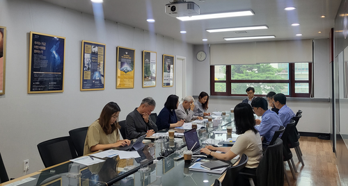 경희사이버대학교 '교육혁신운영위원회'가 회의를 진행하고 있다. 사진=경희사이버대학교.