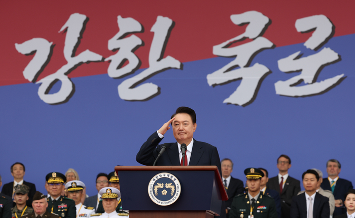 윤석열 대통령이 1일 성남 서울공항에서 열린 건군 76주년 국군의날 기념식에서 기념사를 마치고 거수경례를 하고 있다. 연합뉴스