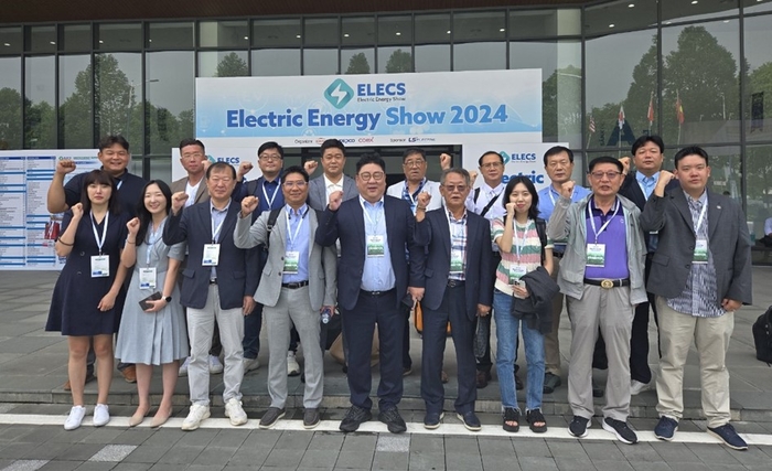 이득운 한국스마트이모빌리티협회장(왼쪽다섯번째)을 비롯한 e모빌티티 기업 관계자가 베트남 '2024 일렉트릭에너지쇼'에 참석해 수출 길을 여는 데 앞장섰다.