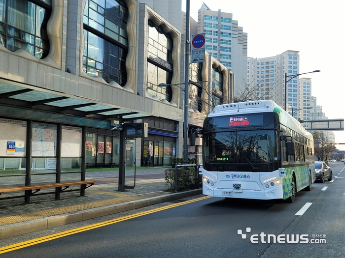 경기도와 GH가 지난해 7월 성남시 판교테크노밸리에서 자율주행기술을 탑재한 국내 최초 대중교통 서비스 '판타G버스'를 운행하고 있다.