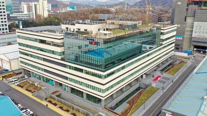 현대모비스 'R&D 테크데이'에서 설명을 듣고 있는 관람객