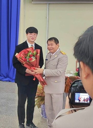 조명구 대전 엠블병원장(사진 왼쪽)이 라오스 의료과학대에서 'honorary professor'상을 받았다.