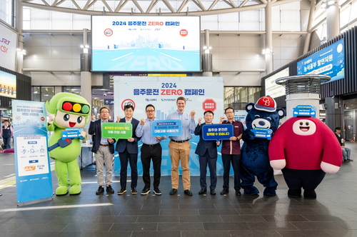 오비맥주가 한국도로교통공단, 에스알(SR)과 함께 2일 SRT 수서역에서 '2024 음주운전 ZERO 캠페인'을 벌였다. 엄관식 한국도로교통공단 소통홍보처장(왼쪽부터), 나재필 한국도로교통공단 서울지역본부장, 구자범 오비맥주 정책홍보부문 수석 부사장, 크렉 오비맥주 아시아 본사 APAC 부사장, 정연성 에스알 영업본부장, 박일권 에스알 수서관리역장이 기념사진을 촬영했다. [자료:오비맥주]