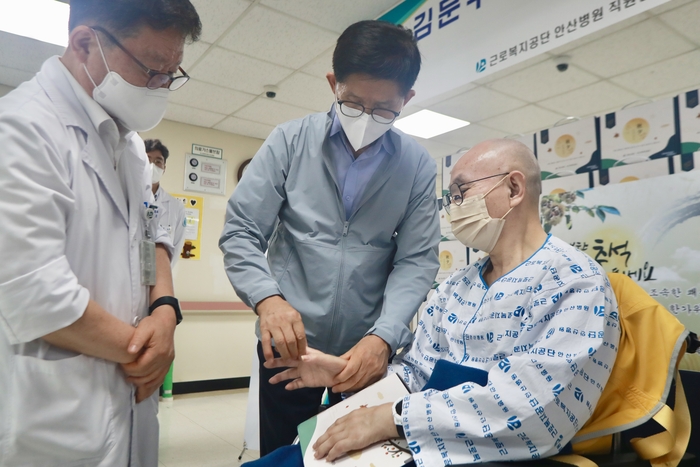 김문수 고용노동부 장관(왼쪽 두 번째)이 지난달 11일 근로복지공단 안산병원을 찾아 추석명절에 가족과 함께 하기 어려운 산재 환자를 위문했다. 사진 출처 : 고용노동부