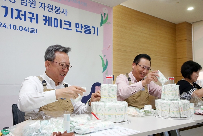 4일 서울시 중구 소재 신한은행 본점에서 진행된 '탄생을 축하해' 임직원 봉사활동에서 신한은행 정상혁 은행장(왼쪽)이 봉사활동을 하고 있다. 사진제공=신한은행