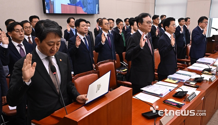 제22대 국회 첫 국정감사가 총 802개 기관을 대상으로 26일간 17개 상임위원회에서 진행된다. 안덕근 산업통상자원부 장관이 7일 서울 여의도 국회 산업통상자원중소벤처기업위원회에서 열린 국감에서 증인 선서를 하고 있다. 이동근기자 foto@etnews.com