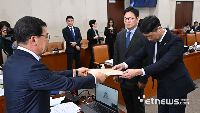 행안위, 21그램 대표 2인 동행명령장 발부