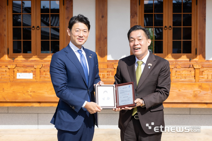 이재준 경기 수원시장(오른쪽)과 이마즈 히로스케 아사히카와시장이 5일 팔달문화센터에서 '수원-아사히카와의 날' 행사에서 명예시민증을 교환했다.