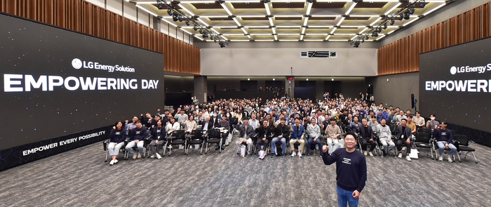 7일 서울 마곡 사이언스파크에서 열린 LG에너지솔루션 비전공유회에서 김동명 사장이 구성원들과 기념사진을 찍고 있다. (LG에너지솔루션 제공)