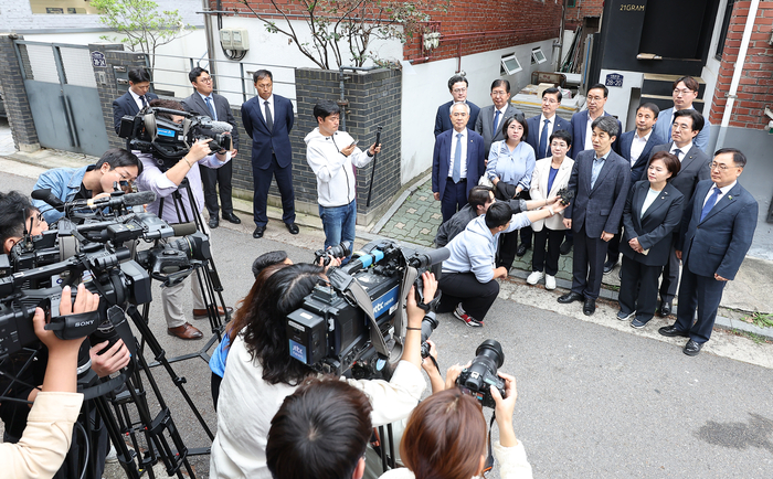 더불어민주당 윤건영 행정안전위원회 간사를 포함한 국회 소속 야당 행안위 위원들이 7일 오후 서울 성동구 21그램 사무실 앞에서 대통령 관저 불법증축 및 구조공사와 관련한 국정감사 증인인 김태영·이승만 대표에 대한 동행명령장 집행에 참석해 있다. 연합뉴스