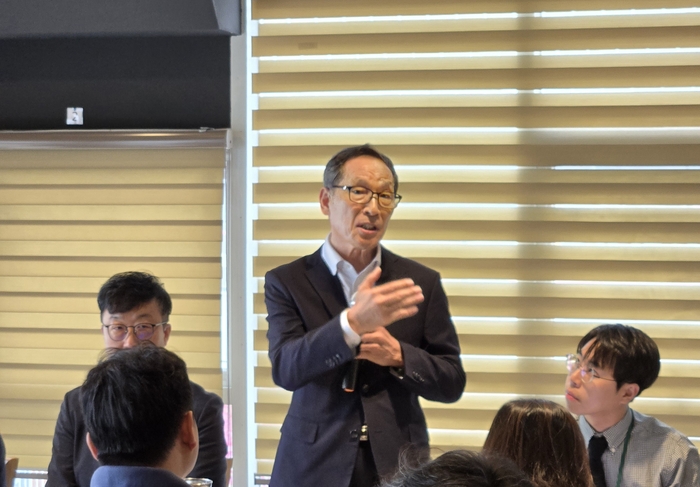 이병호 한국농어촌공사 사장이 8일 농림축산식품부 출입기자단과 만난 오찬간담회에서 질의에 답변하고 있다. (사진=한국농어촌공사)