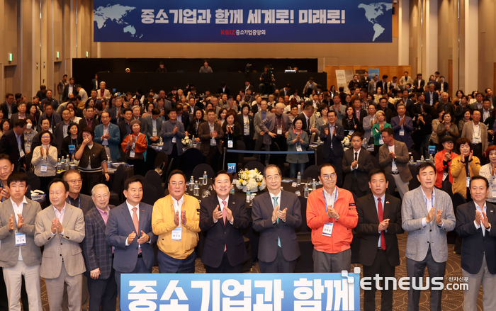 (오른쪽 다섯 번째부터)한덕수 국무총리, 김기문 중소기업중앙회장이 8일 해비치호텔 제주에서 열린 '2024 중소기업 리더스포럼' 개막식에서 기념 촬영했다.(사진=중소기업중앙회)