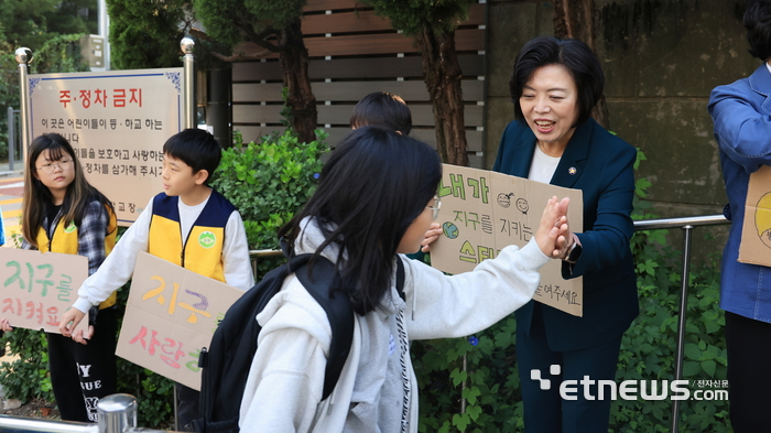 신계용 경기 과천시장이 8일 문원초에서 '미래세대를 위한 제로웨이스트 과천' 캠페인을 진행했다.