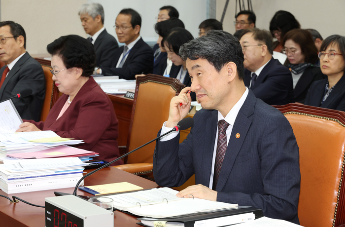 8일 오전 열린 국회 교육위원회의 교육부, 국가교육위원회 등의 국정감사에서 이주호 사회부총리 겸 교육부 장관이 의원 질의를 경청하고 있다. 연합뉴스