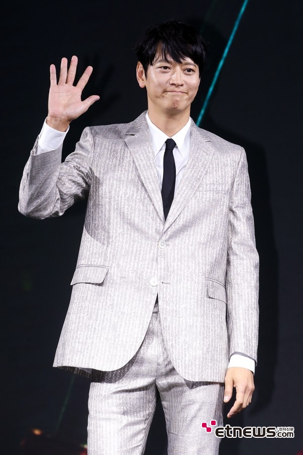 [ET포토] 강동원, '친근한 손인사'
