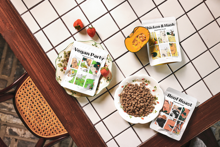 [마이펫페어] 인스타 팔로워 12.4만 인플루언서 '멍디'와 '어니스트밀' 협업 브랜드 스트로베리필즈 론칭