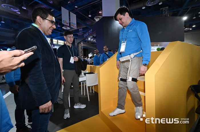 보행보조로봇 체험하는 참관객