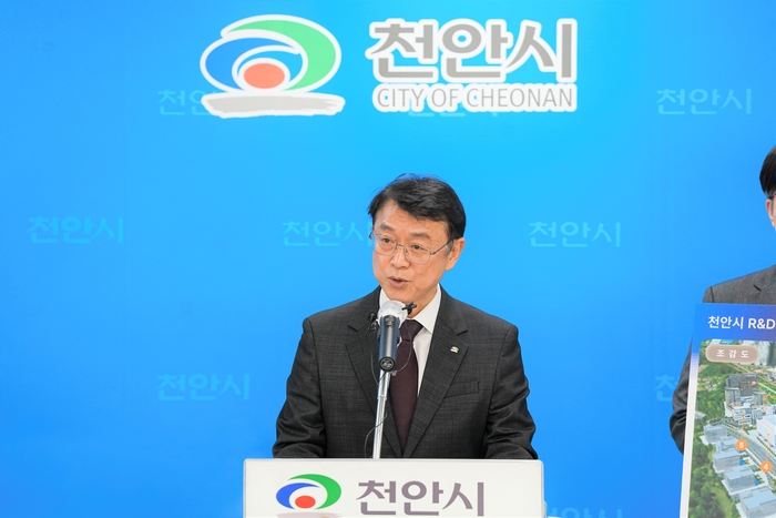 10일 천안시청 브리핑실에서 원종민 천안시 기획경제국장이 '국립치의학 연구원 천안설립' 공약 이행 촉구 서명운동 관련 정례브리핑을 하고 있다.