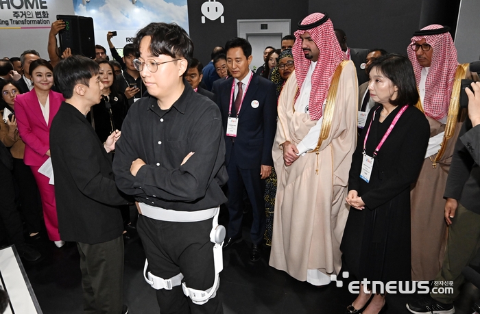 웨어러블 로봇 살펴보는 오세훈 시장