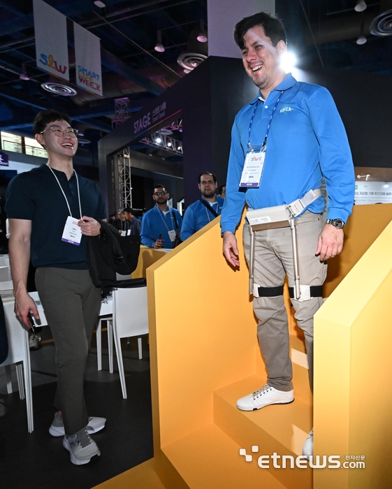 보행보조로봇 체험하는 참관객