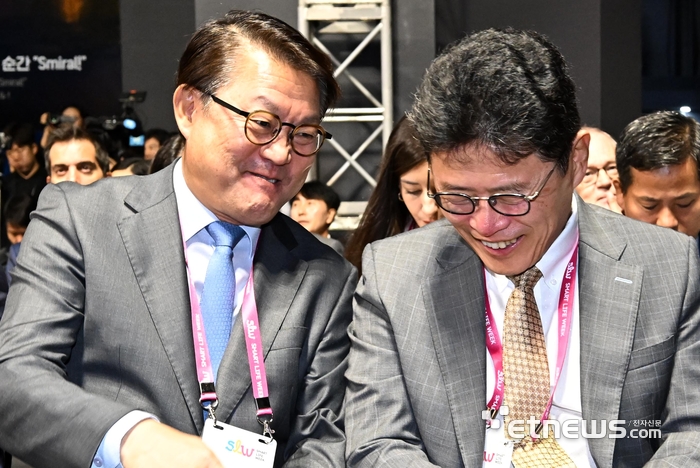 대화하며 환하게 웃는 박승희-이형희