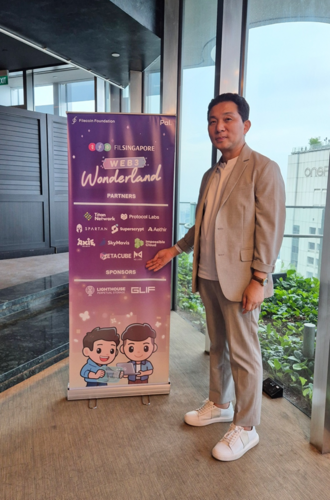 필 싱가포르 제타큐브 로고 앞에서 포즈를 취한 조정현 대표