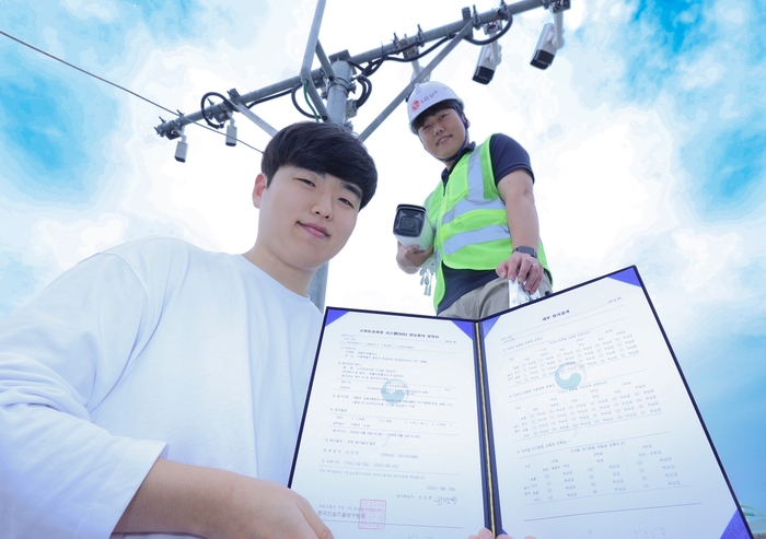 LG유플러스 직원들이 'U+스마트교차로' 시스템을 테스트하고 있는 모습