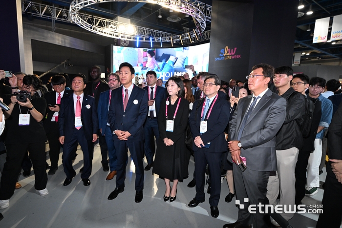 SKT 부스 둘러보는 오세훈 시장과 내빈