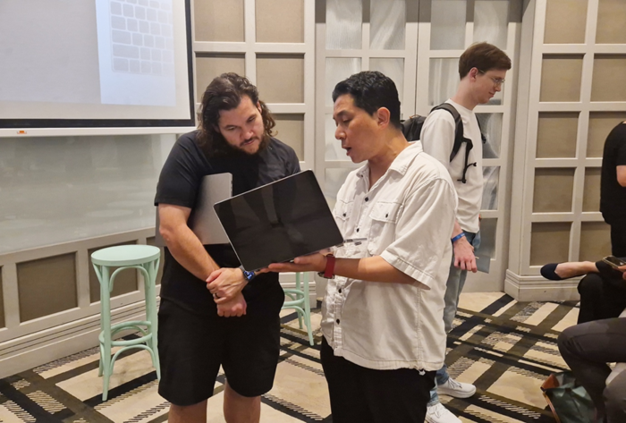 조정현 대표(오른쪽)가 IPFS 파일코인 창시자 후안 베넷에게 나노데이터센터를 설명하고 있다.