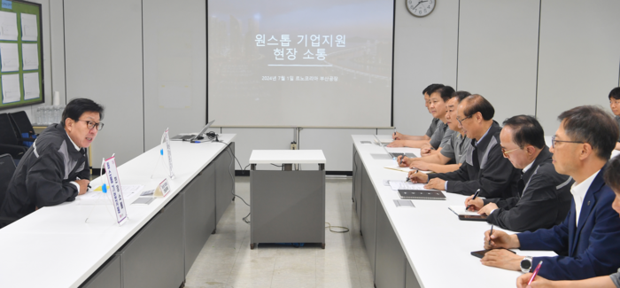 지난 7월 박형준 부산시장은 '원스톱 기업지원 전담공무원' 1호로 르노코리아 부산공장을 찾아 기업 지원 방안을 논의했다.(부산시 제공)
