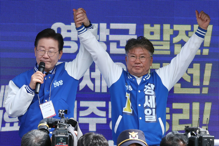 10·16 재·보궐선거 사전투표를 하루 앞둔 10일 전남 영광군 터미널사거리에서 이재명 더불어민주당 대표와 장세일 영광군수 후보가 유세하고 있다.